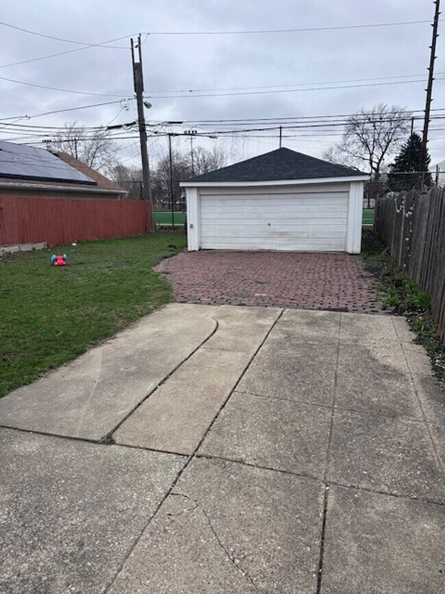 Building Photo - Midway 3 bedroom 2 bathroom House