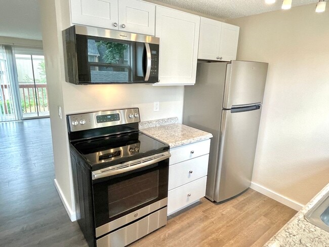 Building Photo - Newly renovated 2 bedroom condo with off-s...