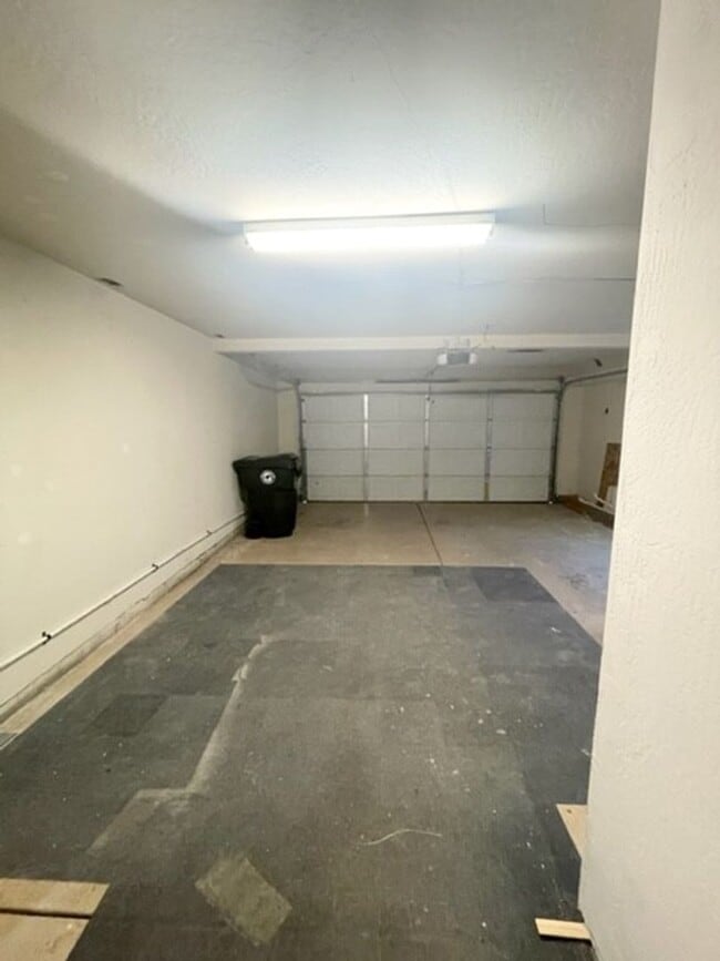 Building Photo - Darling Elk Grove Halfplex!