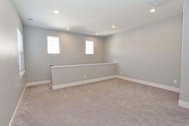 Building Photo - Immaculate Home in Harris Ranch