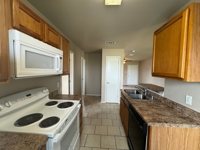 Building Photo - 5702 Greengate Dr