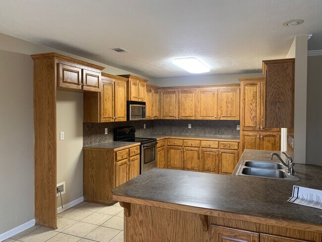 Building Photo - 2404 Canterbury Ct