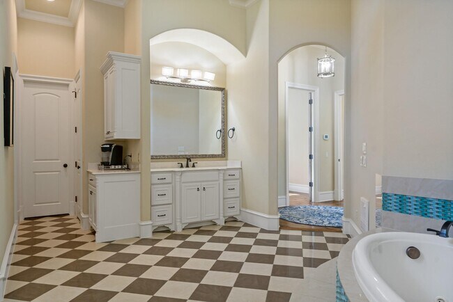 Building Photo - 931 Woodview Dr