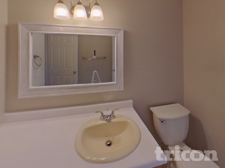 Building Photo - 6669 Gambol Quail Dr E