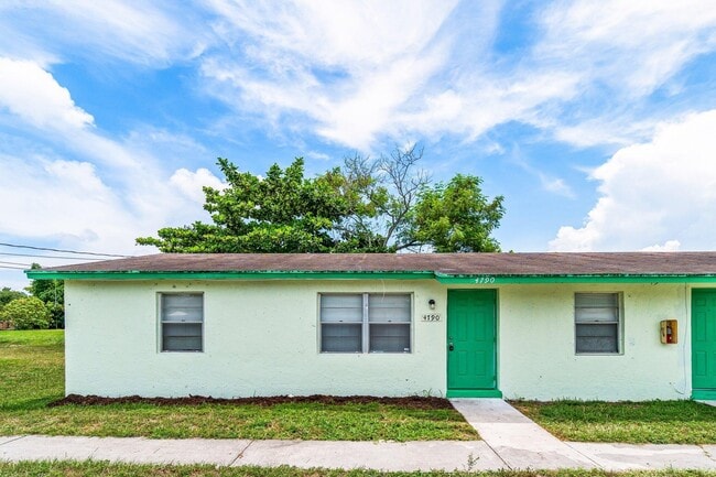 Primary Photo - 4790 Gulfstream Rd