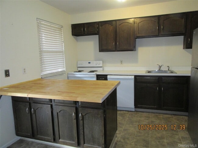 Building Photo - 41 Weathervane Dr