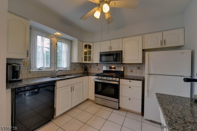 Building Photo - 666 Bloomfield Ave