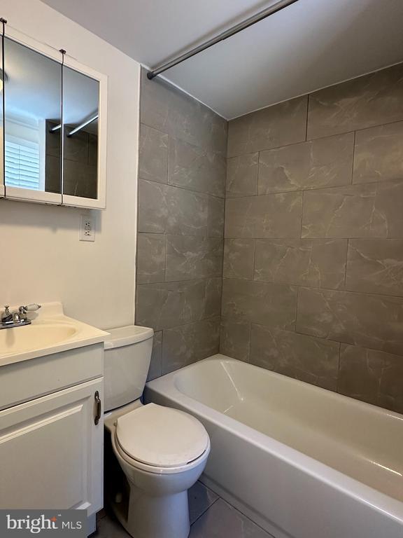 Building Photo - 1220 Pine St