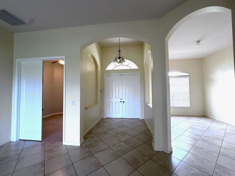 Building Photo - 6025 NW Wolverine Rd