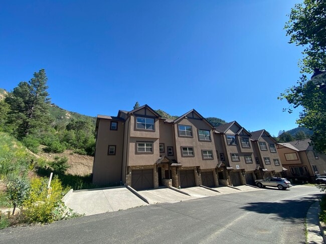 Building Photo - Two Bedroom Townhome Minutes from Downtown