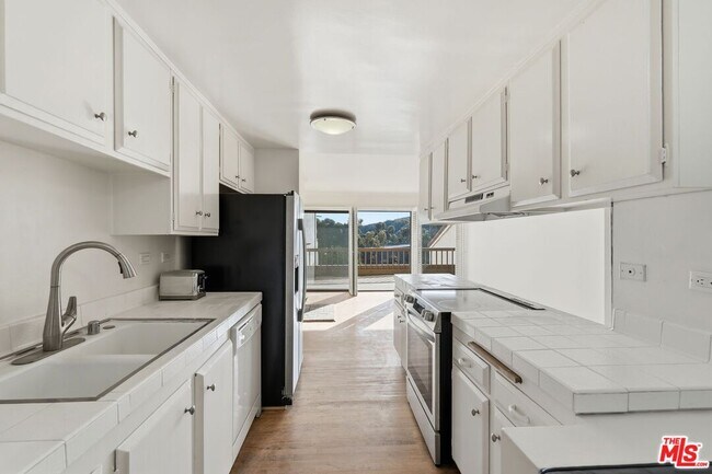 Building Photo - 23926 De Ville Way