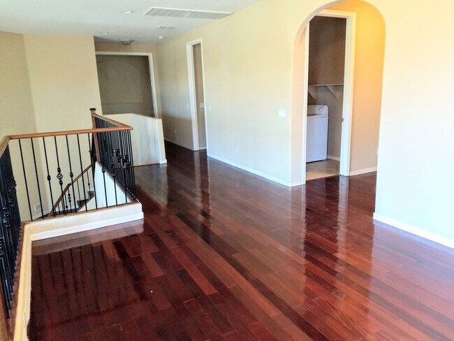 Building Photo - HUGE 5 bedroom, 3 bathroom in Glendale