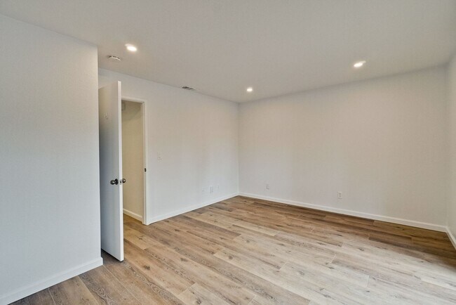 Building Photo - Recently upgraded Condo in a highly desirable location in Sunnyvale.
