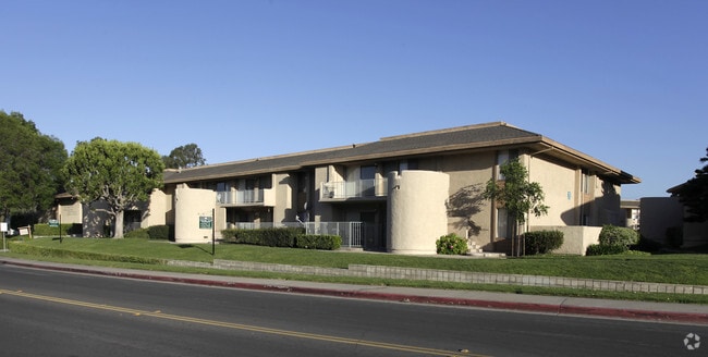 Primary Photo - Country Club Apartments