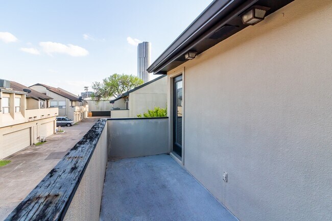 Building Photo - 1112 Bering Dr