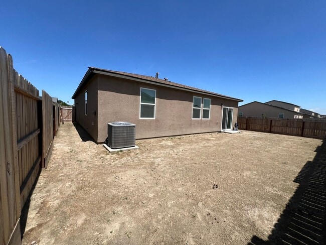 Building Photo - Three bedrooms and two bathrooms in Hanford, CA