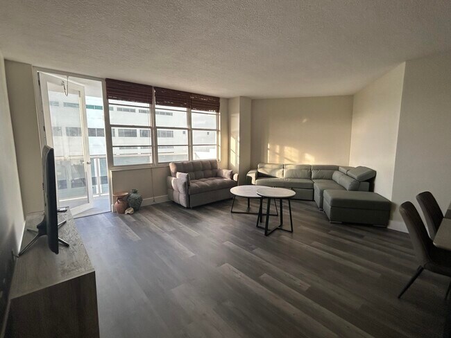 Primary Photo - 3725 S Ocean Dr