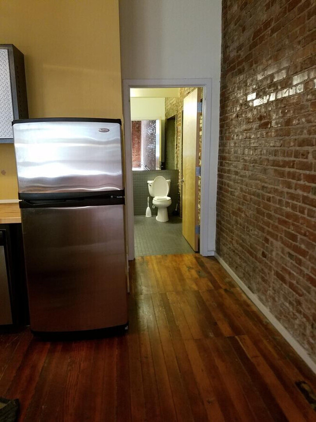 Building Photo - Charming Vintage Pioneer Square Studio wit...