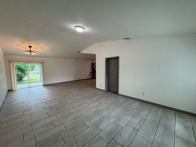 Building Photo - Beautiful 3 Bedroom, 2 Bathroom Home in De...