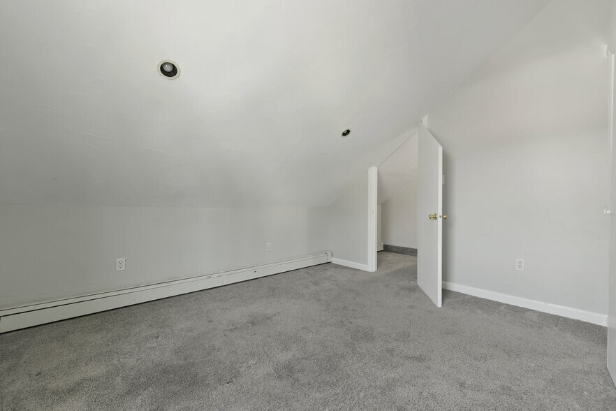 Building Photo - 10 Howell Ct