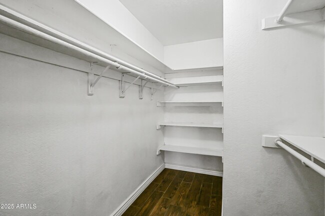 Building Photo - 1622 E St Anne Ave