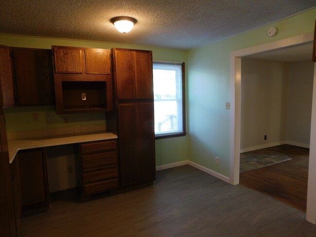 Building Photo - Spacious 3 bedroom & 1 bath