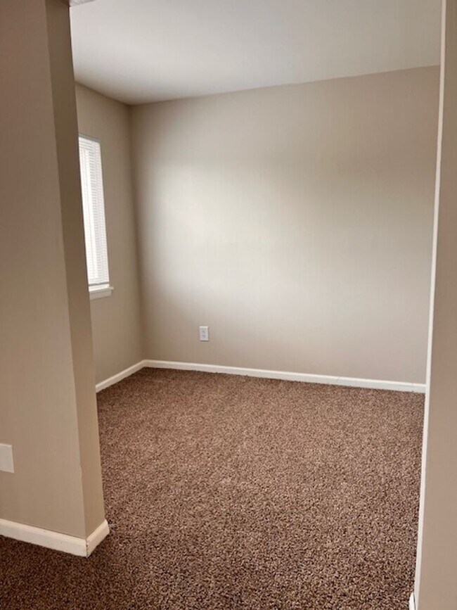 Building Photo - 1181 Abbey Ln