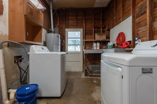 Building Photo - MOVE IN READY 4-bedroom Ranch home nestled in the Heart of Norfolk!