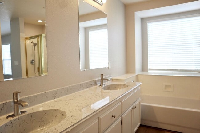 Building Photo - Beautifully Spacious 3-bedroom townhome in Fremont – Gated community!