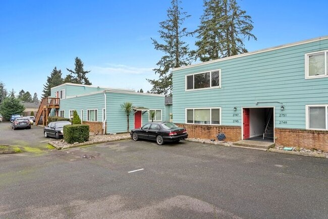 Building Photo - 2 bedroom 1 bath with washer/dryer include...
