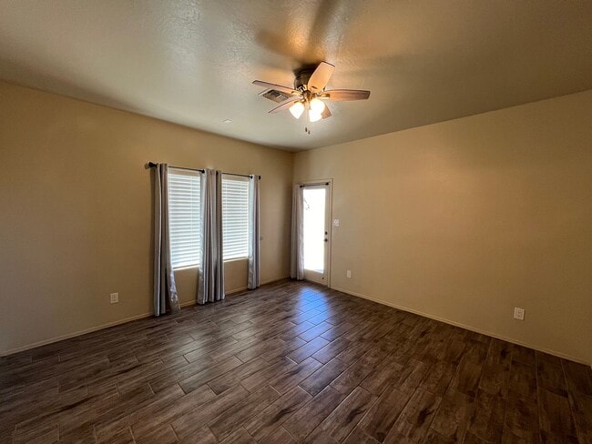 Building Photo - NICE 3 BEDROOM HOME!