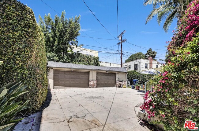 Building Photo - 1111 S Orange Dr