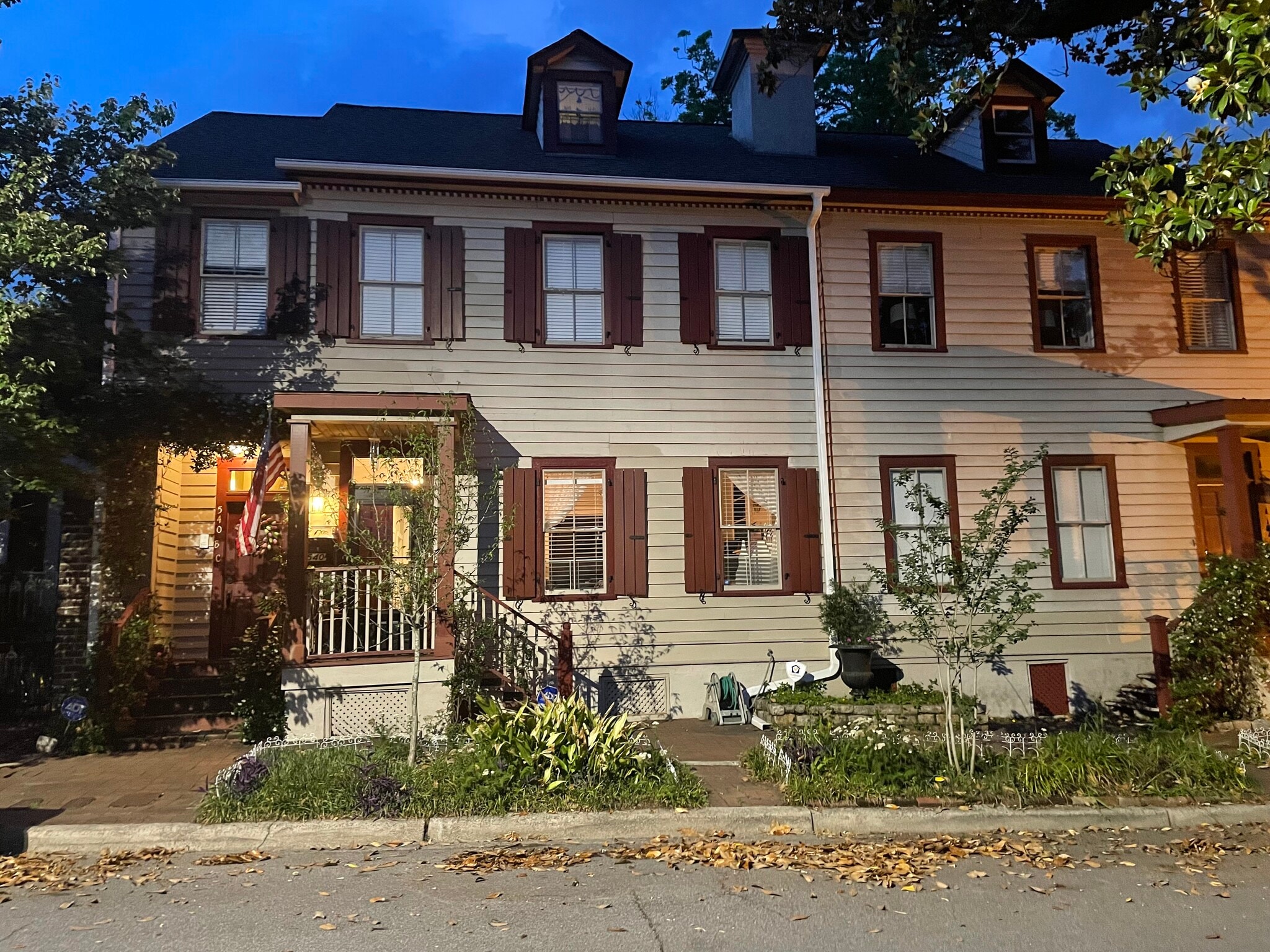 Studio is 3rd floor- see dormir window - 540 E Taylor St