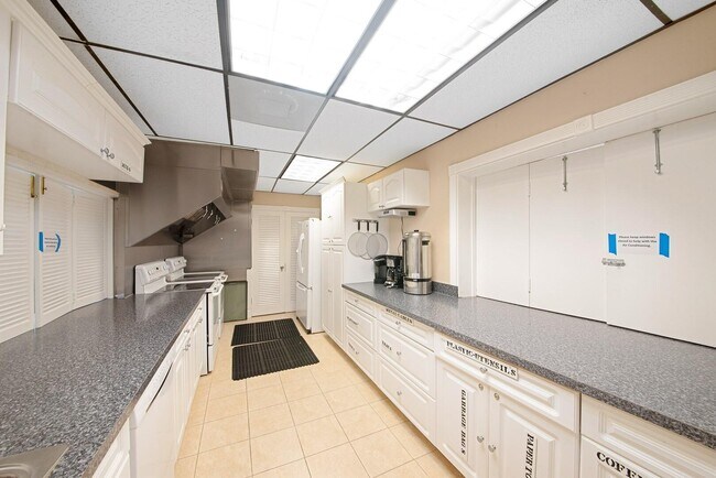 Building Photo - 2581 Garden Dr N