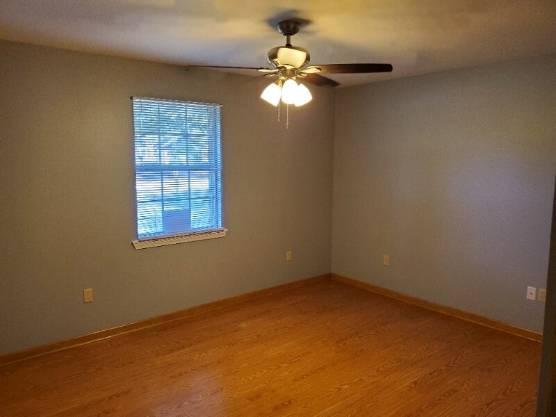 Building Photo - 302 Robbie St