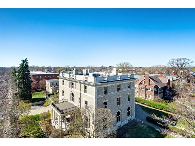 Building Photo - 808 Summit Ave