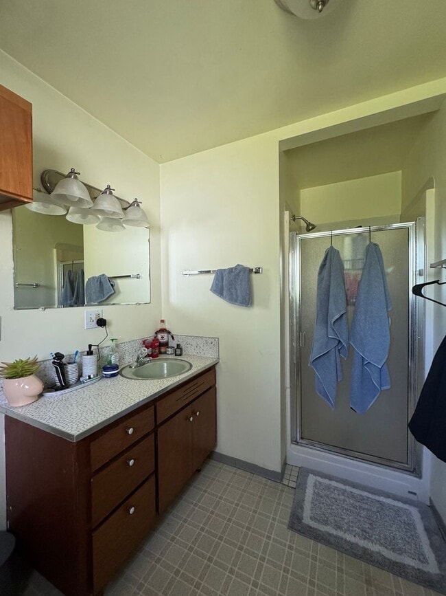 Building Photo - Spacious 5 Bedroom Rental by Park