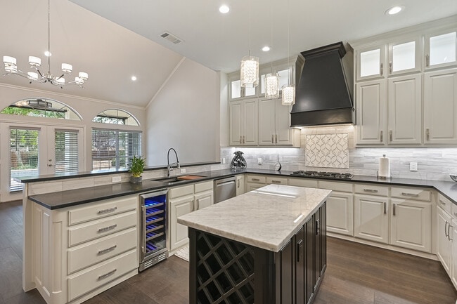 Building Photo - 711 Saratoga Dr