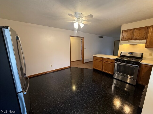 Building Photo - 4044 Mogadore Rd