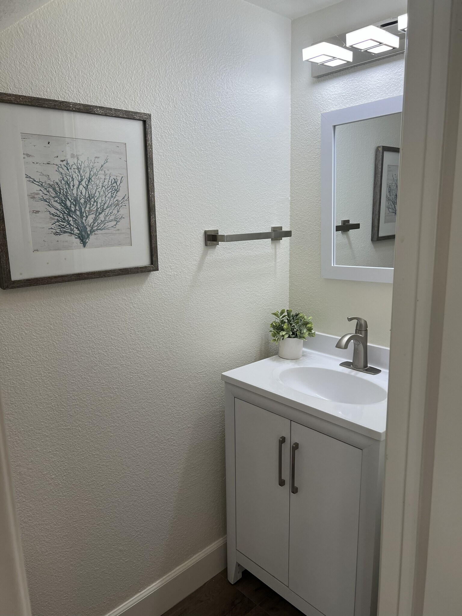 Building Photo - 355 N Maple St