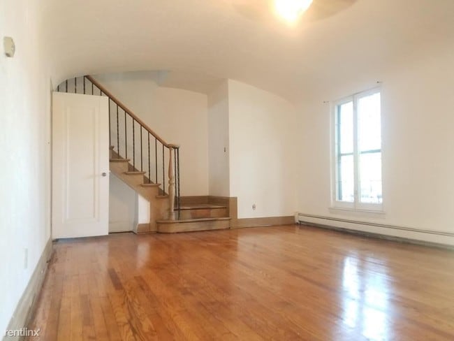 Building Photo - 2122 E Kenmore Pl