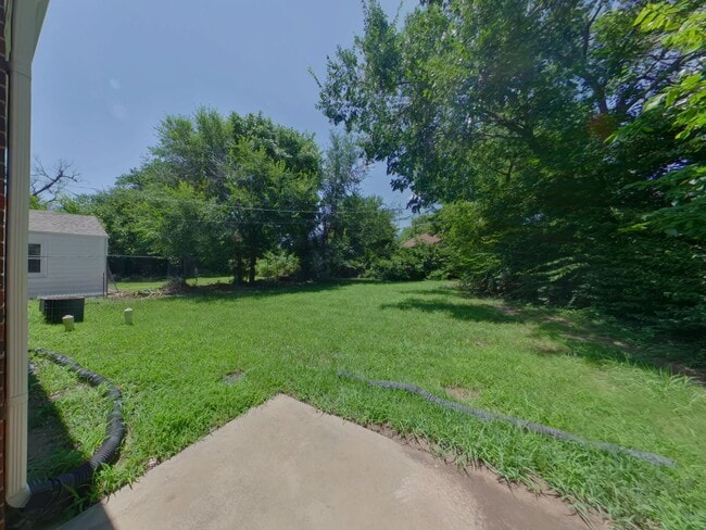 Building Photo - 1557 N Broadview Ave