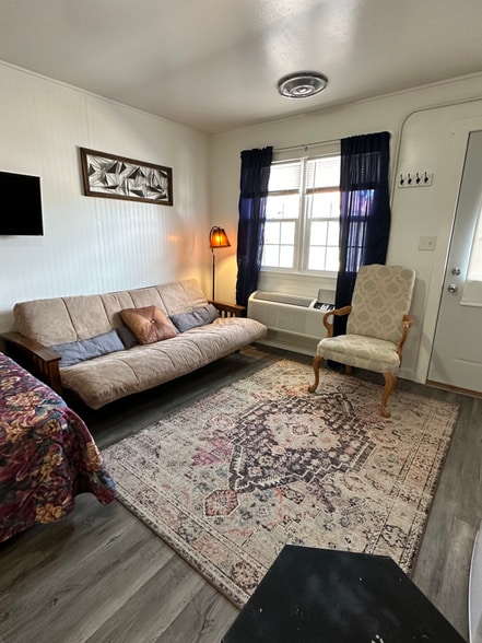 Primary Photo - 210 E North St