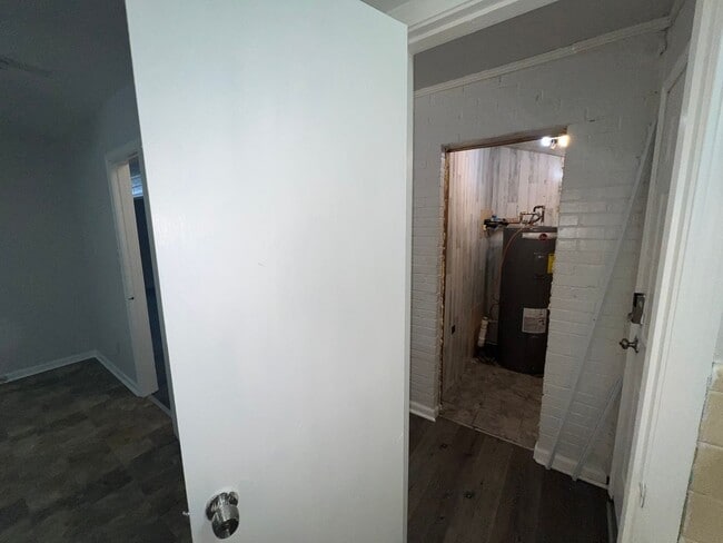 Building Photo - 4 bedroom  2 bathroom single family home
