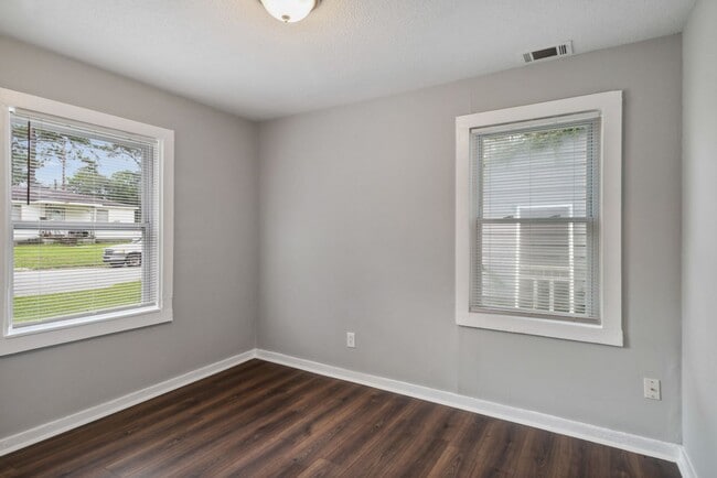 Building Photo - Large 3BR/1BA Near Ardsley Park House For Rent