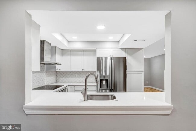Building Photo - 2540 S Walter Reed Dr