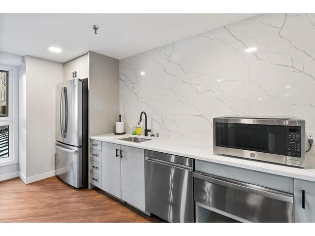 Building Photo - 433 S 7th St