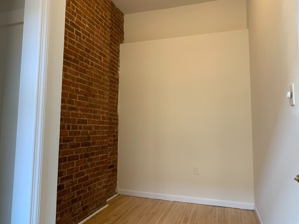 Building Photo - 173 W 85th St