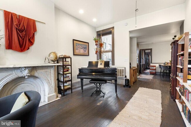 Building Photo - 2318 E York St