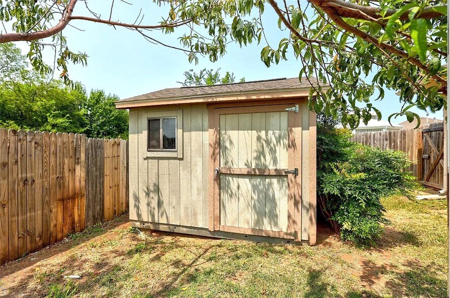 Building Photo - 2404 Deer Chase Dr